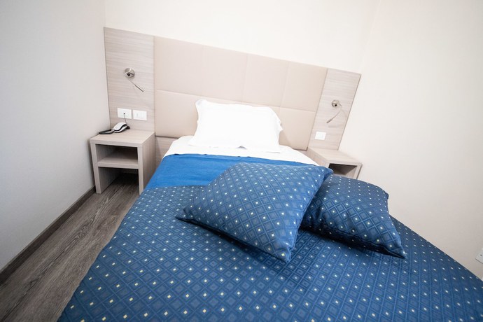 Imagen de la habitación del Hotel Home, Castelfranco Veneto. Foto 13