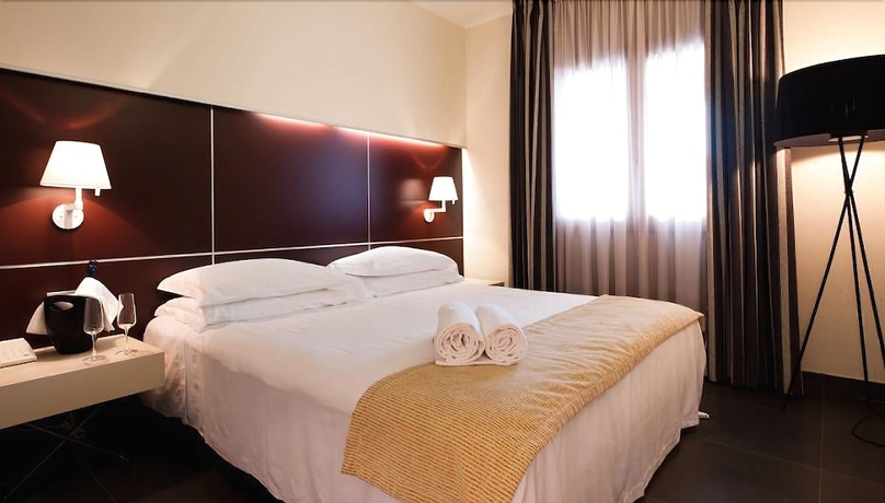 Imagen de la habitación del Hotel Home Club Suite. Foto 9