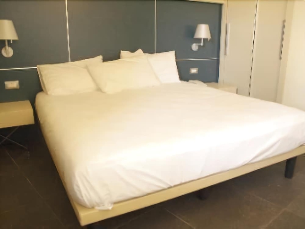 Imagen de la habitación del Hotel Home Club Suite. Foto 10