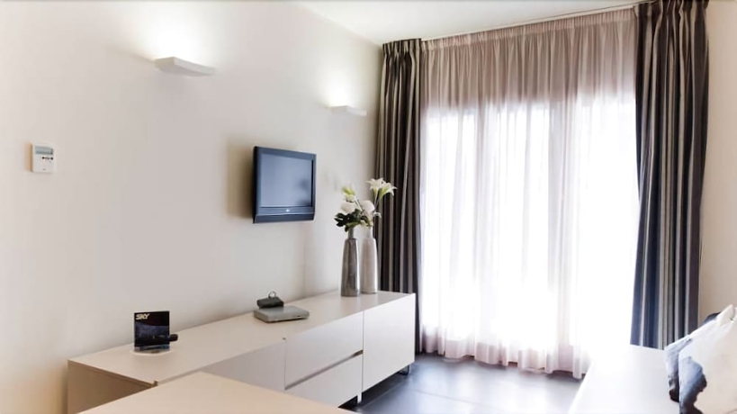 Imagen de la habitación del Hotel Home Club Suite. Foto 15