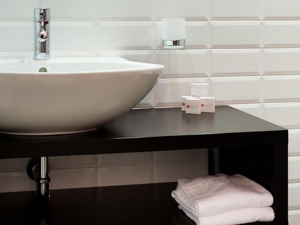 Imagen de la habitación del Hotel Home Club Suite. Foto 18