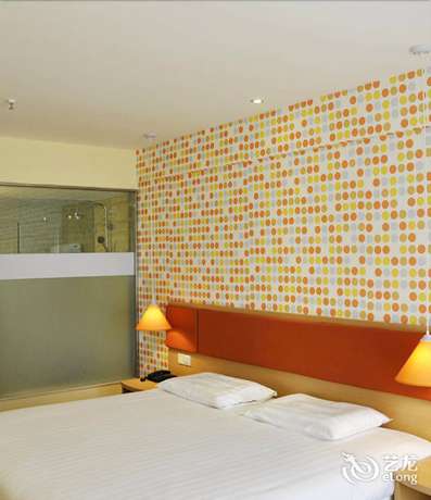 Imagen de la habitación del Hotel Home Inn (Chongqing Yangjiaping Light Rail Station, Pedestrian Street). Foto 12
