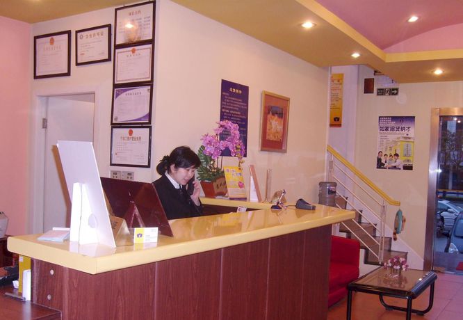 Imagen de los interiores del Hotel Home Inn DongWu North Road. Foto 11