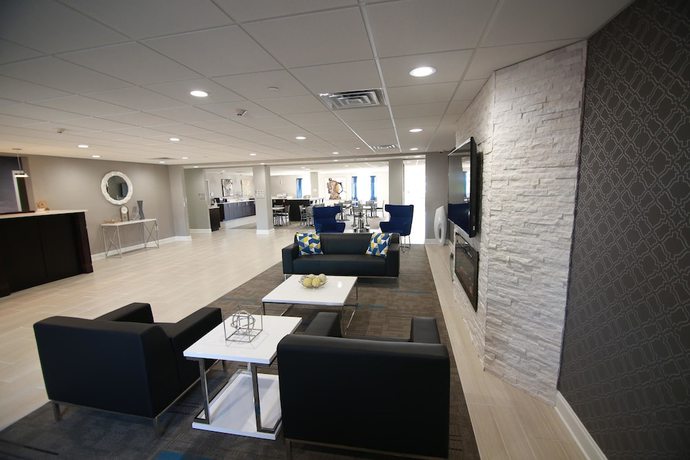 Imagen de los interiores del Hotel Home Inn and Suites, Richwood. Foto 14