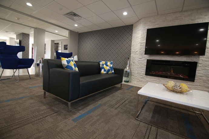 Imagen de los interiores del Hotel Home Inn and Suites, Richwood. Foto 15