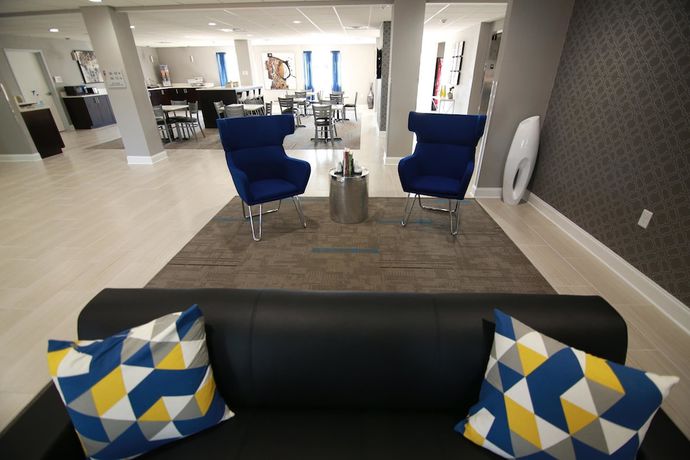 Imagen de los interiores del Hotel Home Inn and Suites, Richwood. Foto 17