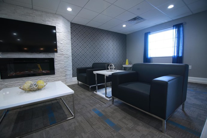 Imagen de los interiores del Hotel Home Inn and Suites, Richwood. Foto 18