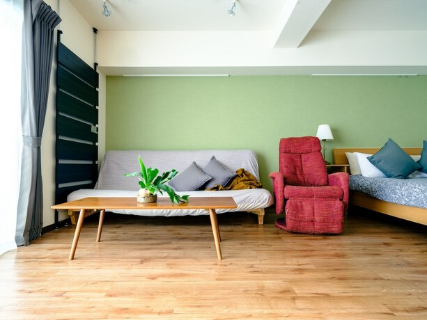 Imagen de la habitación del Hotel Home N Lounge. Foto 15