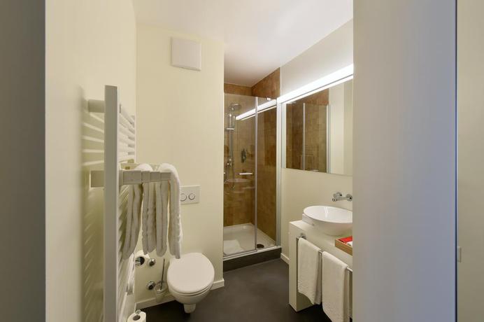 Imagen de la habitación del Hotel Home Swiss. Foto 7