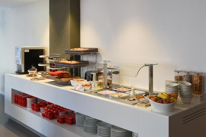 Imagen del bar/restaurante del Hotel Home Swiss. Foto 2