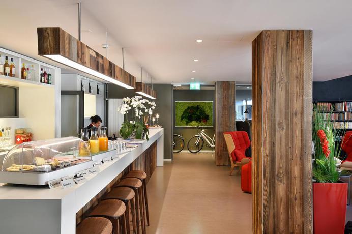 Imagen del bar/restaurante del Hotel Home Swiss. Foto 4