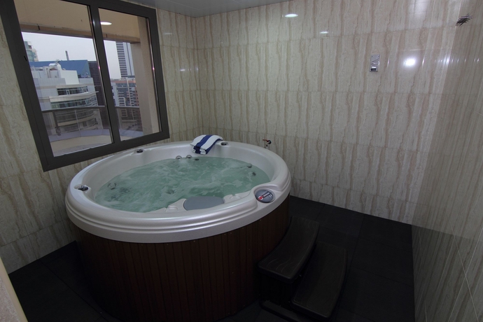 Imagen de la piscina del Hotel Home To Home Apartments. Foto 16