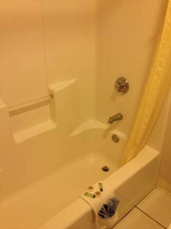 Imagen de la habitación del Hotel Home Town Inn. Foto 4