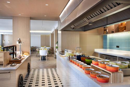 Imagen del bar/restaurante del Hotel Home2 Suite By Hilton Wuxi Huishan. Foto 9