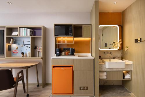 Imagen de la habitación del Hotel Home2 Suite By Hilton Wuxi Huishan. Foto 18