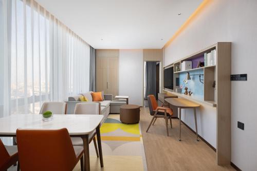 Imagen de la habitación del Hotel Home2 Suite by Hilton Jingjiang Binjiang New Town. Foto 10