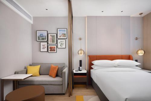 Imagen de la habitación del Hotel Home2 Suite by Hilton Jingjiang Binjiang New Town. Foto 12
