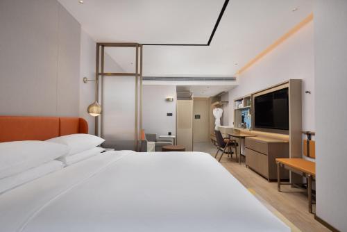 Imagen de la habitación del Hotel Home2 Suite by Hilton Jingjiang Binjiang New Town. Foto 16