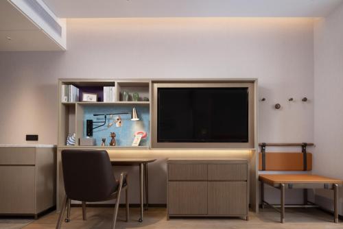 Imagen de la habitación del Hotel Home2 Suite by Hilton Jingjiang Binjiang New Town. Foto 17