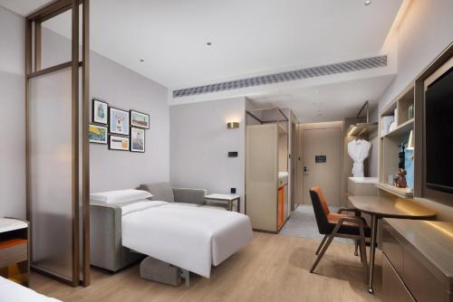 Imagen de la habitación del Hotel Home2 Suite by Hilton Jingjiang Binjiang New Town. Foto 18