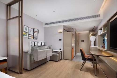 Imagen de la habitación del Hotel Home2 Suite by Hilton Jingjiang Binjiang New Town. Foto 19