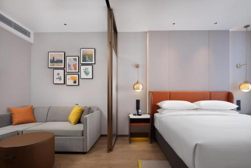 Imagen de la habitación del Hotel Home2 Suite by Hilton Jingjiang Binjiang New Town. Foto 20