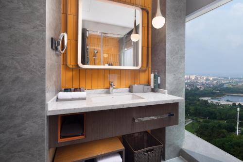 Imagen de la habitación del Hotel Home2 Suite by Hilton Rizhao Wanpingkou. Foto 19