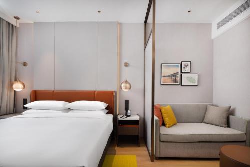 Imagen de la habitación del Hotel Home2 Suite by Hilton Wuhan Economic Development Zone. Foto 19