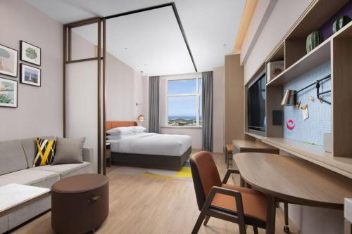 Imagen de la habitación del Hotel Home2 Suite by Hilton Yantai Laishan. Foto 11