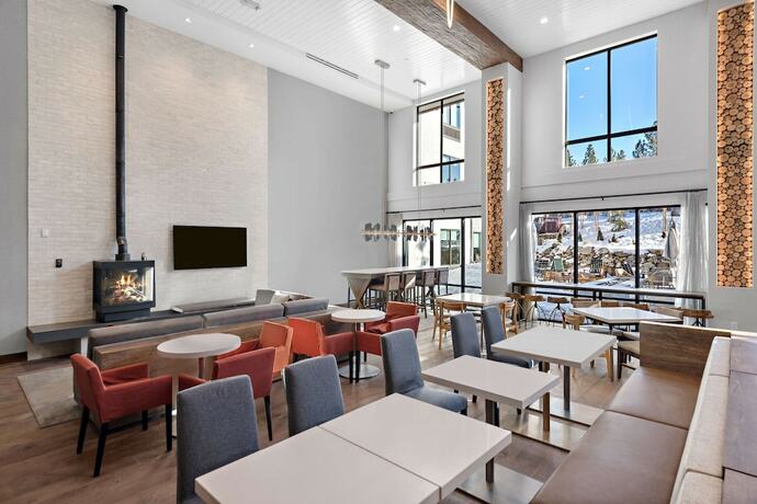 Imagen del bar/restaurante del Hotel Home2 Suites By Hilton Big Bear Lake. Foto 11