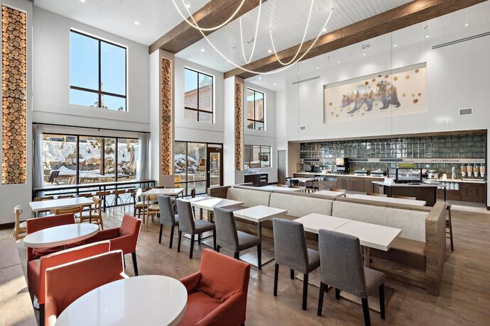 Imagen del bar/restaurante del Hotel Home2 Suites By Hilton Big Bear Lake. Foto 12