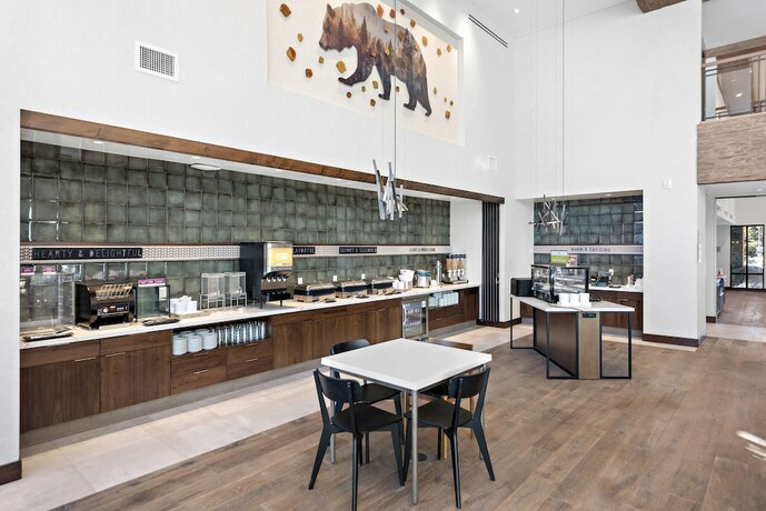 Imagen del bar/restaurante del Hotel Home2 Suites By Hilton Big Bear Lake. Foto 13