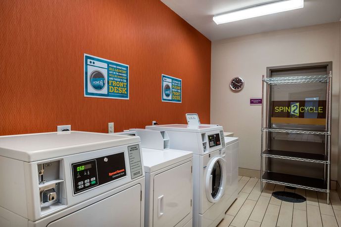 Imagen de los interiores del Hotel Home2 Suites By Hilton Charlotte University Research Park. Foto 18