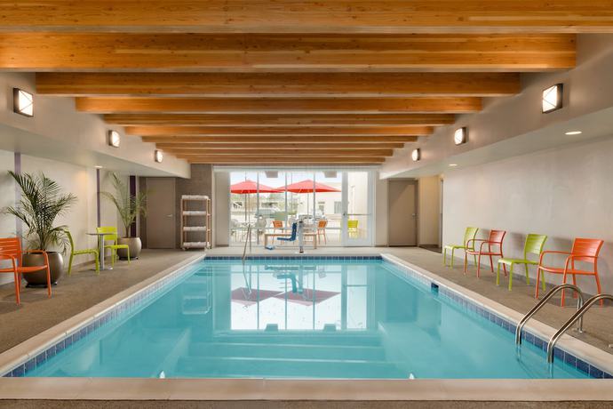 Imagen de la piscina del Hotel Home2 Suites By Hilton Cleveland Beachwood. Foto 19