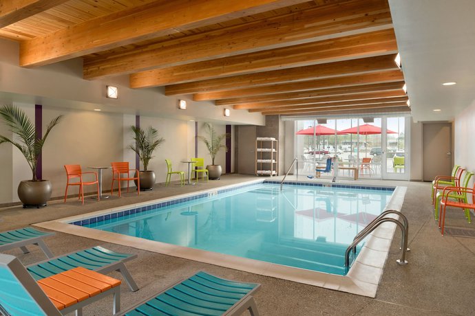 Imagen de la piscina del Hotel Home2 Suites By Hilton Cleveland Beachwood. Foto 20
