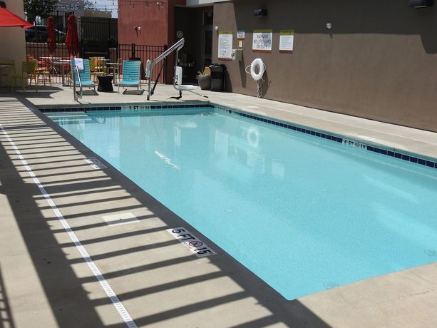 Imagen de la piscina del Hotel Home2 Suites By Hilton Durham Chapel Hill. Foto 19