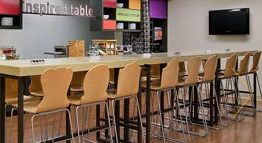 Imagen del bar/restaurante del Hotel Home2 Suites By Hilton Greensboro Airport, Nc. Foto 4