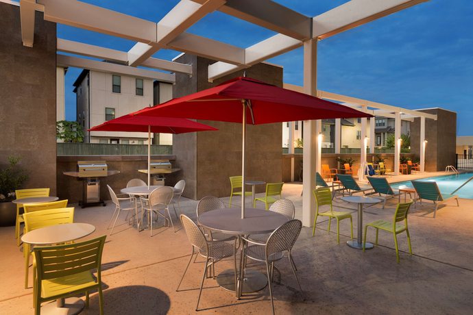 Imagen del bar/restaurante del Hotel Home2 Suites By Hilton Houston Energy Corridor. Foto 3