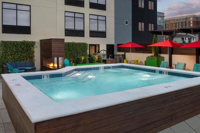 Imagen de la piscina del Hotel Home2 Suites By Hilton Nashville Downtown Convention Center. Foto 11