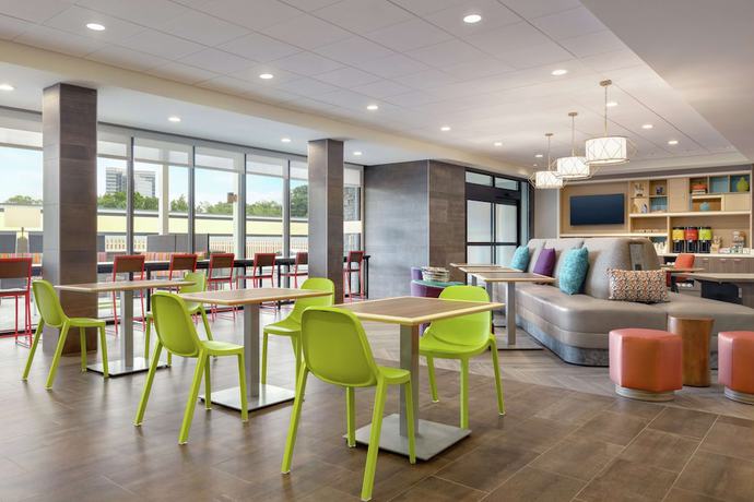 Imagen de los interiores del Hotel Home2 Suites By Hilton New Brunswick, Nj. Foto 17