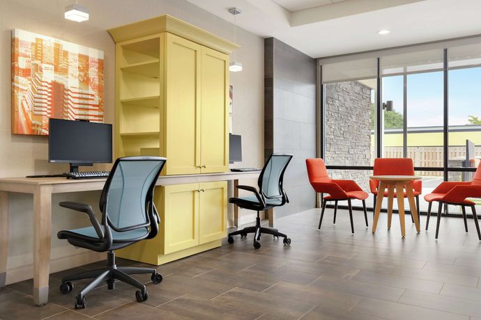 Imagen de los interiores del Hotel Home2 Suites By Hilton New Brunswick, Nj. Foto 18
