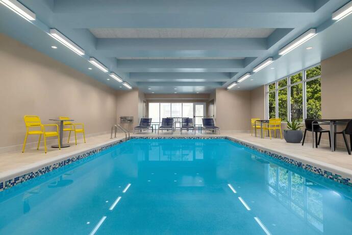Imagen de la piscina del Hotel Home2 Suites By Hilton Virginia Beach Princess Anne. Foto 35