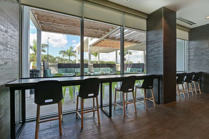 Imagen de los interiores del Hotel Home2 Suites By Hilton West Palm Beach Airport, Fl. Foto 20