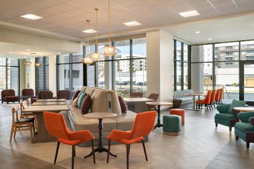 Imagen de los interiores del Hotel Home2 Suites By Hilton Woodland Hills. Foto 12