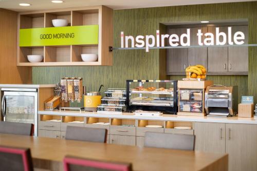 Imagen del bar/restaurante del Hotel Home2 Suites By Hilton Woodland Hills. Foto 2