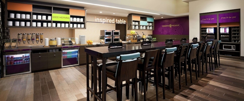 Imagen del bar/restaurante del Hotel Home2 Suites Florida City. Foto 2