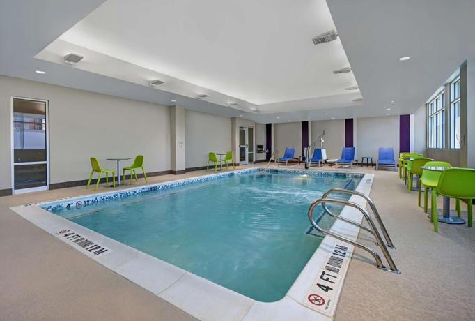 Imagen de la piscina del Hotel Home2 Suites by Hilton Atlanta Airport North. Foto 12
