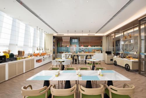 Imagen del bar/restaurante del Hotel Home2 Suites by Hilton Beijing Shunyi. Foto 12