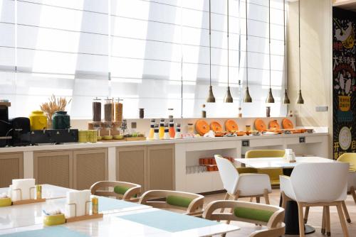 Imagen del bar/restaurante del Hotel Home2 Suites by Hilton Beijing Shunyi. Foto 14