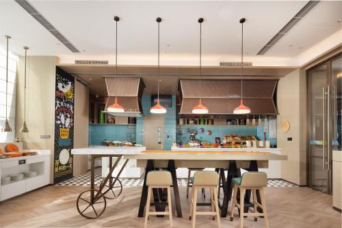 Imagen del bar/restaurante del Hotel Home2 Suites by Hilton Beijing Shunyi. Foto 15